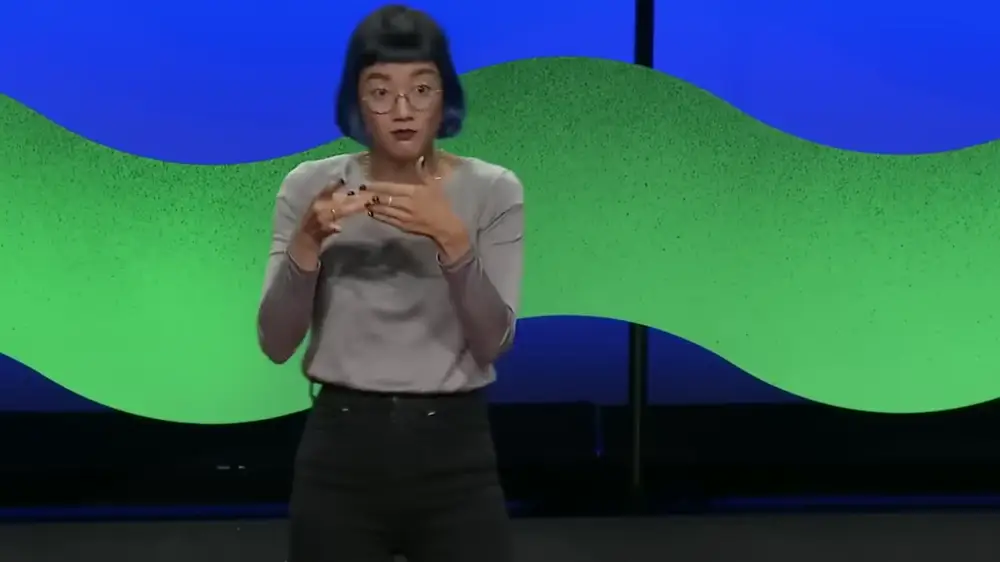 Christine Sun Kim 在舞台上做手语